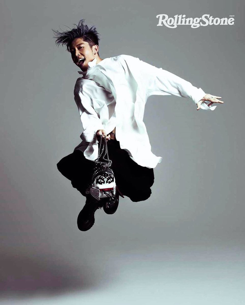 MIYAVI_OFFICIAL's tweet photo. ⚡️⚡️😃🕺#Repost @rollingstonejapan 最新号Rolling Stone Japanに登場したMIYAVI。仏パリで創業したMAISON PROMAXの新作バッグとの超セッションが実現。「ロックの波を作るのは僕たち」
MIYAVI appears on our latest issue with MAISON PROMAX.
Photo by @allanabani
#miyavi
#maisonpromax https://t.co/QFMinW5J2p