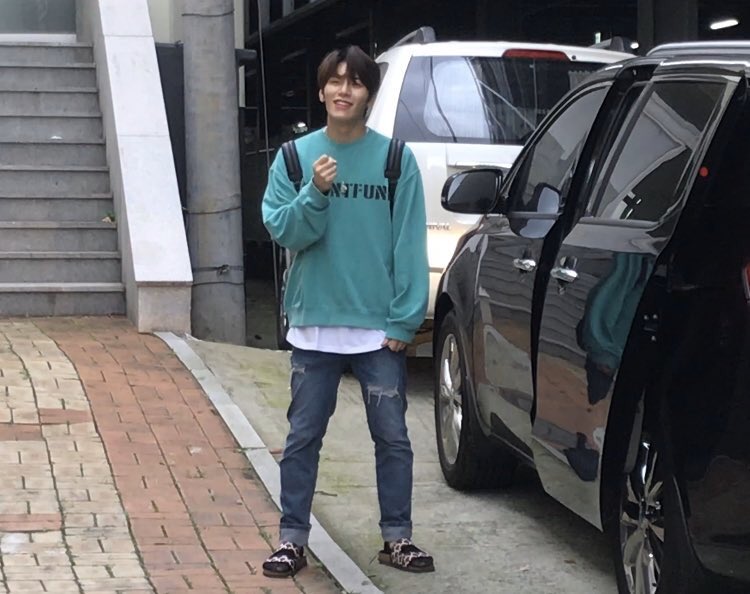 kentaprolover's tweet photo. "여기 (짝꿍)몇명 가야하니까 들여보내 조!" https://t.co/x4tmUXnSkO
