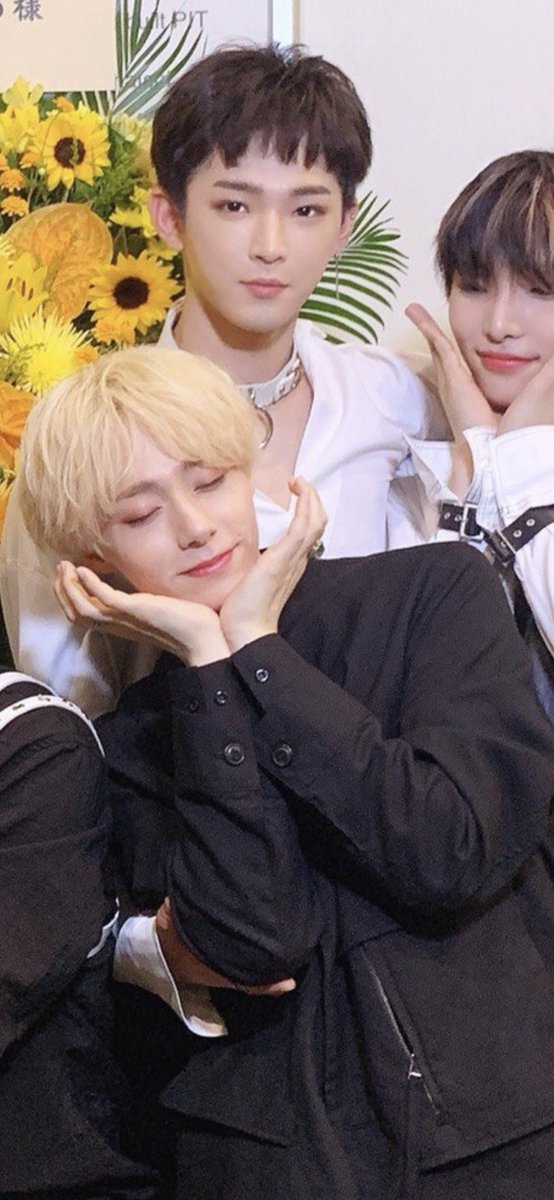 a thread of leedo being touchy with hwanwoong during oneus group photos