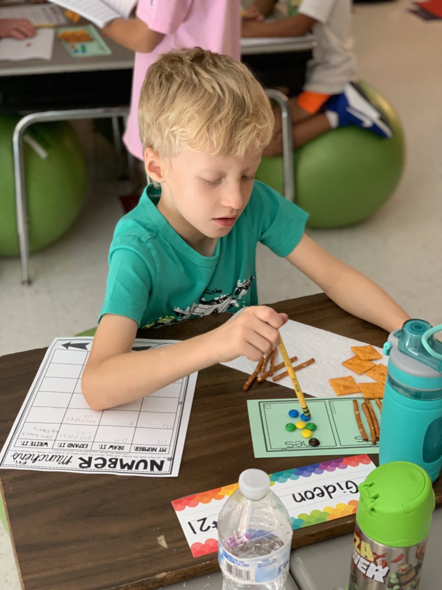 MrsSandersSquad's tweet photo. Such a fun way to end our week! #handsonlearning https://t.co/C4hsbzKOkx