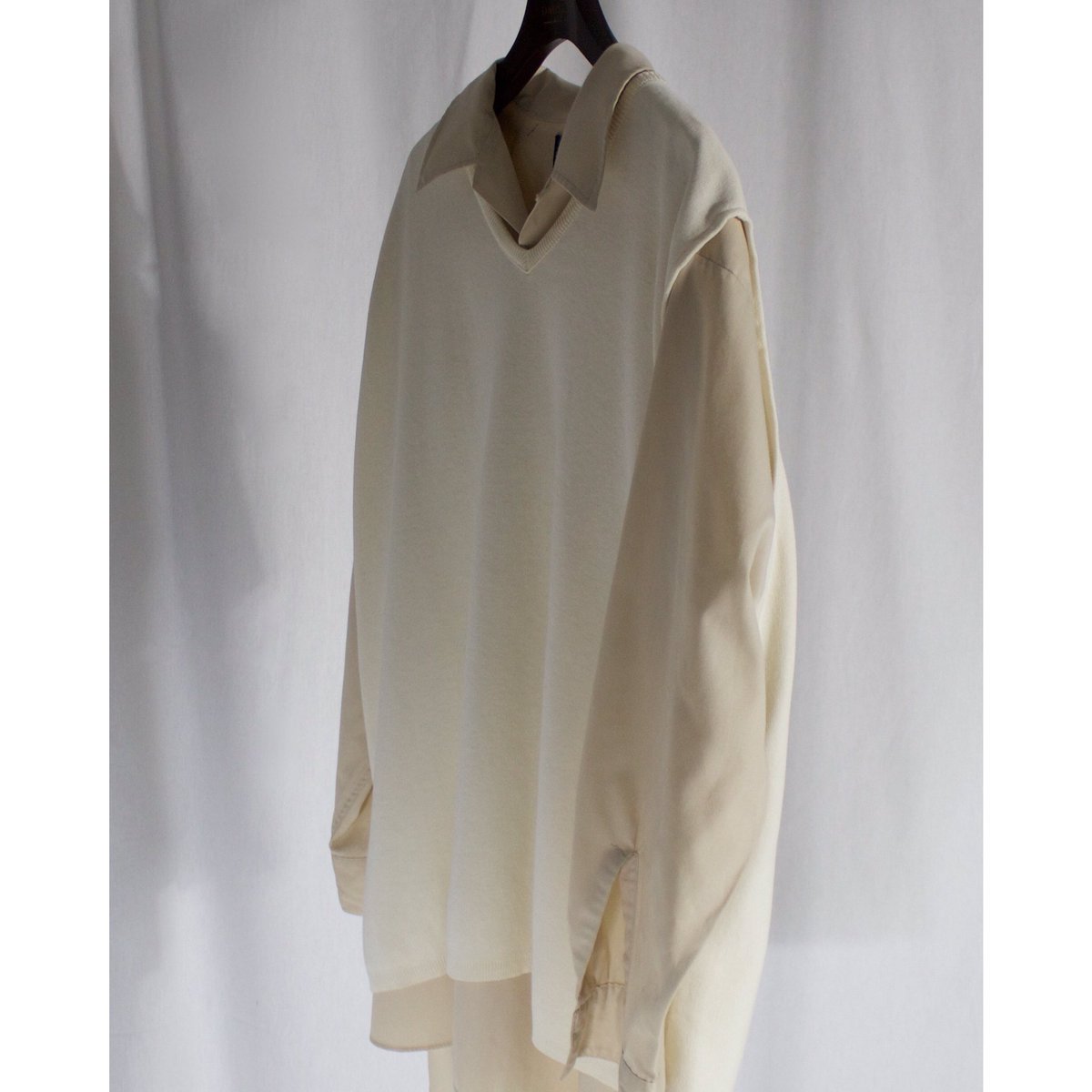 doluke_tokyo's tweet photo. ・White Cotton Vest
・Black Cashmere Vest

身幅、アーム幅広め、絶妙にレイヤードしやすいサイジングを厳選して、異素材の二色展開になります

#DoLuKE https://t.co/OqihjF4tkz