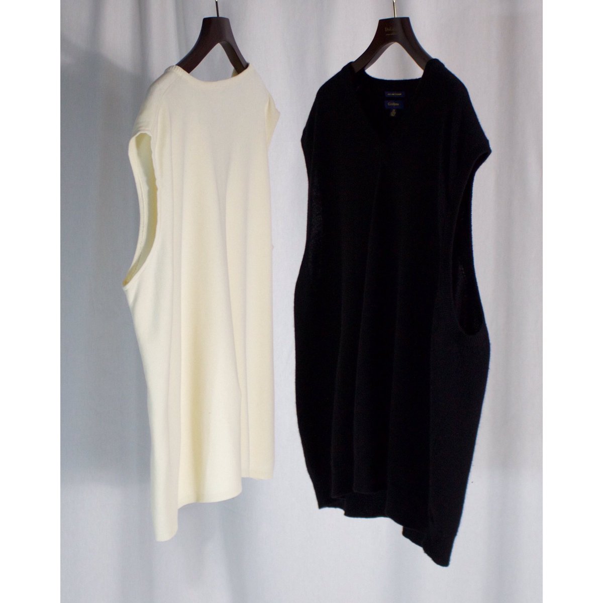 doluke_tokyo's tweet photo. ・White Cotton Vest
・Black Cashmere Vest

身幅、アーム幅広め、絶妙にレイヤードしやすいサイジングを厳選して、異素材の二色展開になります

#DoLuKE https://t.co/OqihjF4tkz