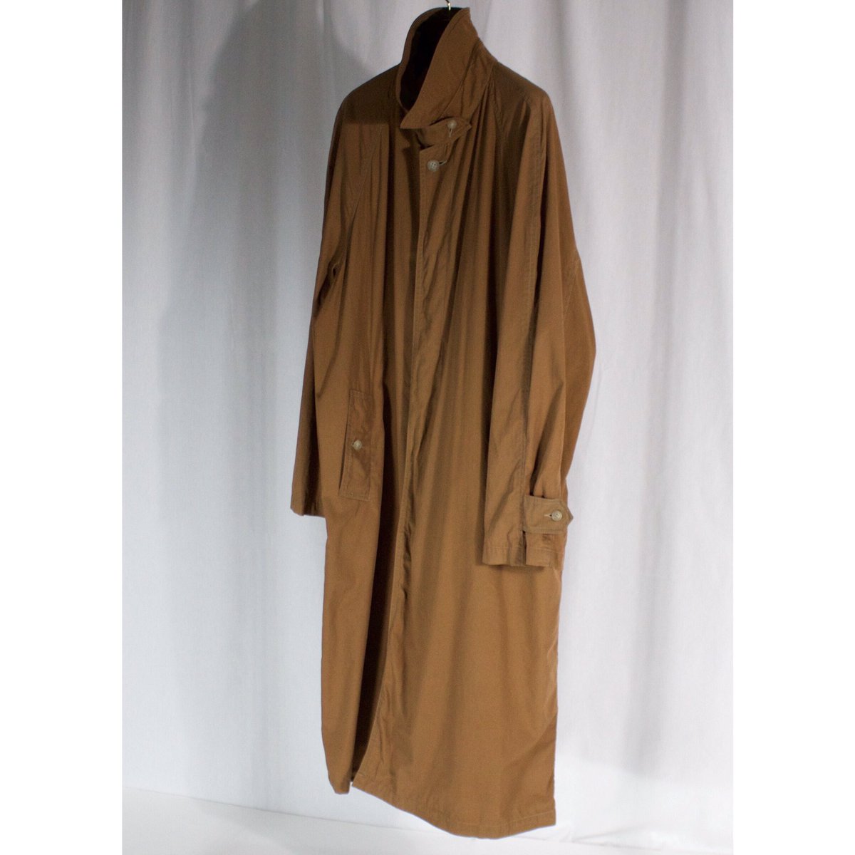 doluke_tokyo's tweet photo. Paul Stuart Single Coat Over dye

薄手で張り感があり、ラグランスリーブの落ち感もある、一枚仕立てのシングルコート

茶色ともくすんだ橙色ともとれる、後染めならではの色味に心奪われませんか？

#DoLuKE https://t.co/urftXRD6Si