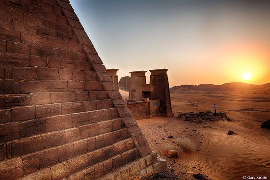 Sunrise over the Pyramids of Sudan.
#SudaneseCulture