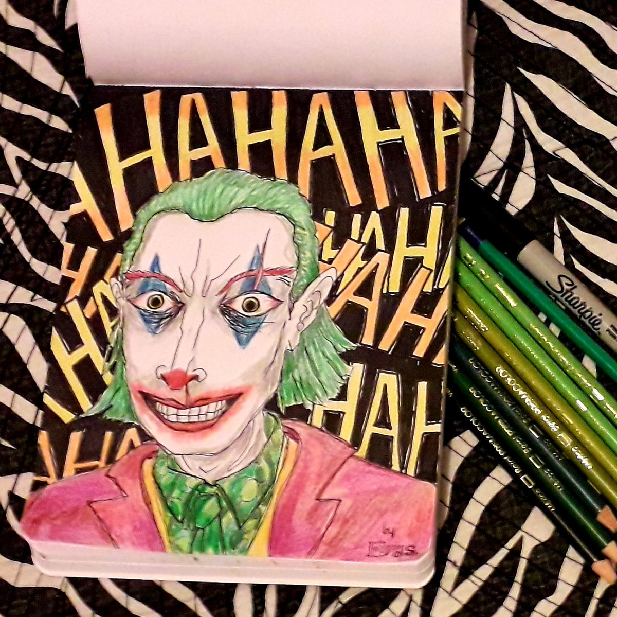 kenderi's tweet photo. Un dibujo nocturno para alegrarnos la noche. Recuerda siempre sonreír.
#ViernesDeIlustracion #comix #zetacomix #Joker2019 #joker #JokerMovie #ErasKender https://t.co/X4gzDnnitX