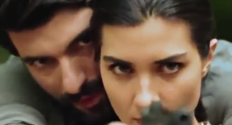 AkyurekDe's tweet photo. El capitán y la Signorina
#EnginAkyürek
#TubaBüyüküstün
#KaraParaAşk #ElifyOmar #AmordeContrabando
Quiero un profe así! 🙆😄💖 https://t.co/9jKxDvw9Qk