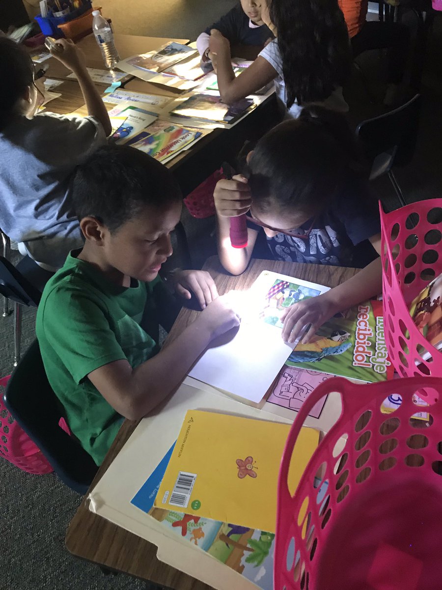mcapetillo4's tweet photo. #Rothrams celebrating during Reader’s Workshop with Flashlight Reading 🔦 https://t.co/PtbVTY4Ycx