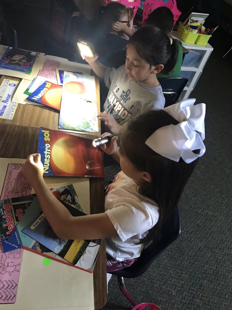 mcapetillo4's tweet photo. #Rothrams celebrating during Reader’s Workshop with Flashlight Reading 🔦 https://t.co/PtbVTY4Ycx