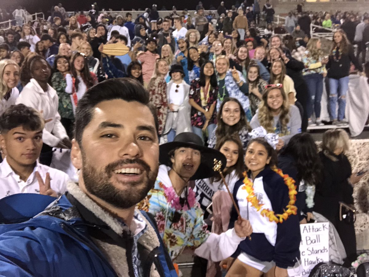 AHoshidaSports's tweet photo. #SidelineSelfie with @hawksquadprez’s finest! https://t.co/YnBPejSZRj