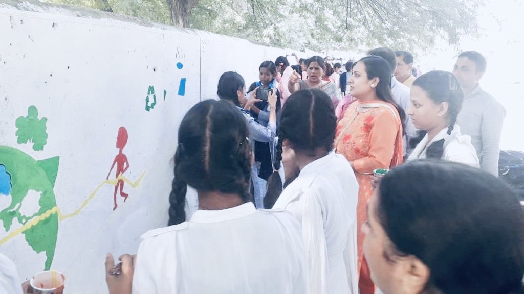sonalgoelias's tweet photo. Very informative messages conveyed by school students through Street Wall Painting Competitions organised by MCF #Faridabad ; 
Pledge to contribute towards 
#ReplaceSingleUsePlastic 
#SaveEarth 
 #swachhbharatabhiyan 🇮🇳
#Gandhi150 #Haryana https://t.co/NQWrBXVkZd