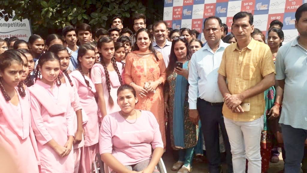 sonalgoelias's tweet photo. Very informative messages conveyed by school students through Street Wall Painting Competitions organised by MCF #Faridabad ; 
Pledge to contribute towards 
#ReplaceSingleUsePlastic 
#SaveEarth 
 #swachhbharatabhiyan 🇮🇳
#Gandhi150 #Haryana https://t.co/NQWrBXVkZd
