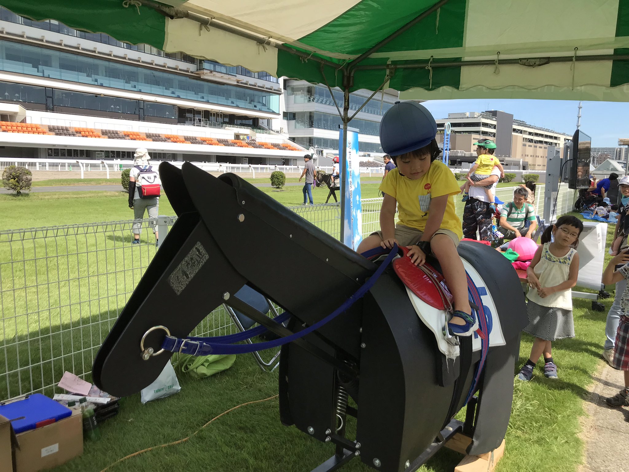 カツマルくん 地方競馬全国協会のブースでは ジョッキーと同じ木馬トレーニングができますよ 未来のジョッキー候補が楽しむなか 櫻井光輔騎手が木馬トレーニングのお手本を披露しました 最後には小さくガッツポーズ Chihokeiba 川崎競馬秋まつり