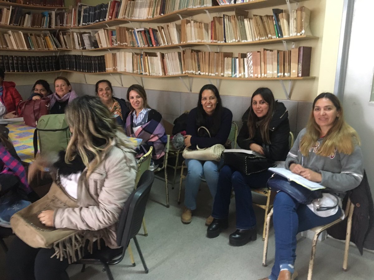 GladysParodi2's tweet photo. Hoy recibimos al primer grupo de docentes de las escuelas 1 a la 16 del Distrito de Pilar con el fin de llevar a cabo la Capacitación en servicio " La Alfabetización inicial en el primer año de la UP". Agradecemos a las Sras. Inspectoras por generar estos espacios.@ciiepilar https://t.co/fjkkAj3Ljl