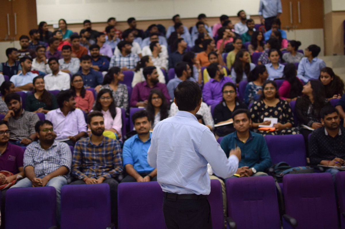 FMSBaroda's tweet photo. We had amongst us Mr. Kashyap Shukla, Branch Manager- HDFC AMC as the Guest Lecturer. Mr. Shukla put light on the importance of Mutual Funds and the advantages of investing, spending &amp; saving money.
#hdfc #hdfcamc 
#mutualfunds #savingmoney #investing #spending #fmsbaroda https://t.co/mwweZ7ea6a