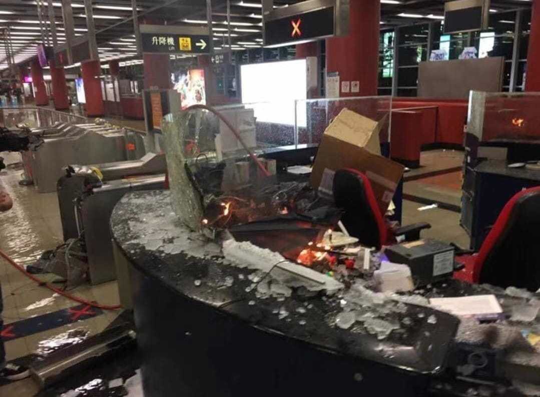 Wei42868567's tweet photo. Fuck the Hong Kong protesters，you  are the one who destroy your own city with violence and stupidity🖕🏻🖕🏻🖕🏻Fuck you all and shame on you！#HongKongProtesters https://t.co/XwcLDJvY2L