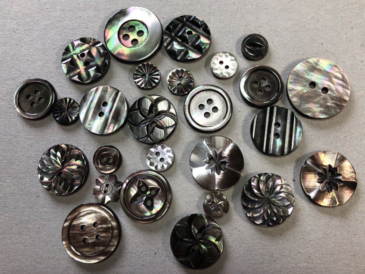 釦屋 Azuki Shell Button Su Twitter 色んな種類のボタン生地や貝ボタンを並べてみました あまりに多種類出すと どこに何があったのか訳が分からなくなるのでほどほどにしときます 多種類並べると引き込まれるような不思議な魅力があります レッドアバロンや光沢
