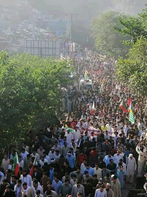 NasirZulfiqar7's tweet photo. لانگ مارچ میں شریک تمام کشمیریوں کو سلام پیش کرتا ہوں... خونی لکیر توڑ دو
بکھری ریاست جوڑ دو
#we_want_freedom
#go_back_go_back
#indian_dogs_go_back https://t.co/H6wpxGLTwg