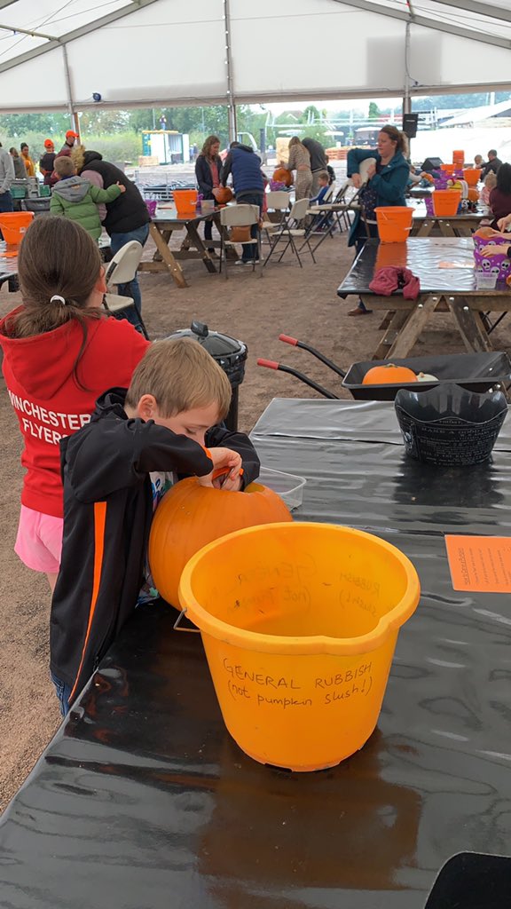 PhilYeomans's tweet image. Pumpkin fun @The_Sunnyfields farm , great day out 👏🏻👍