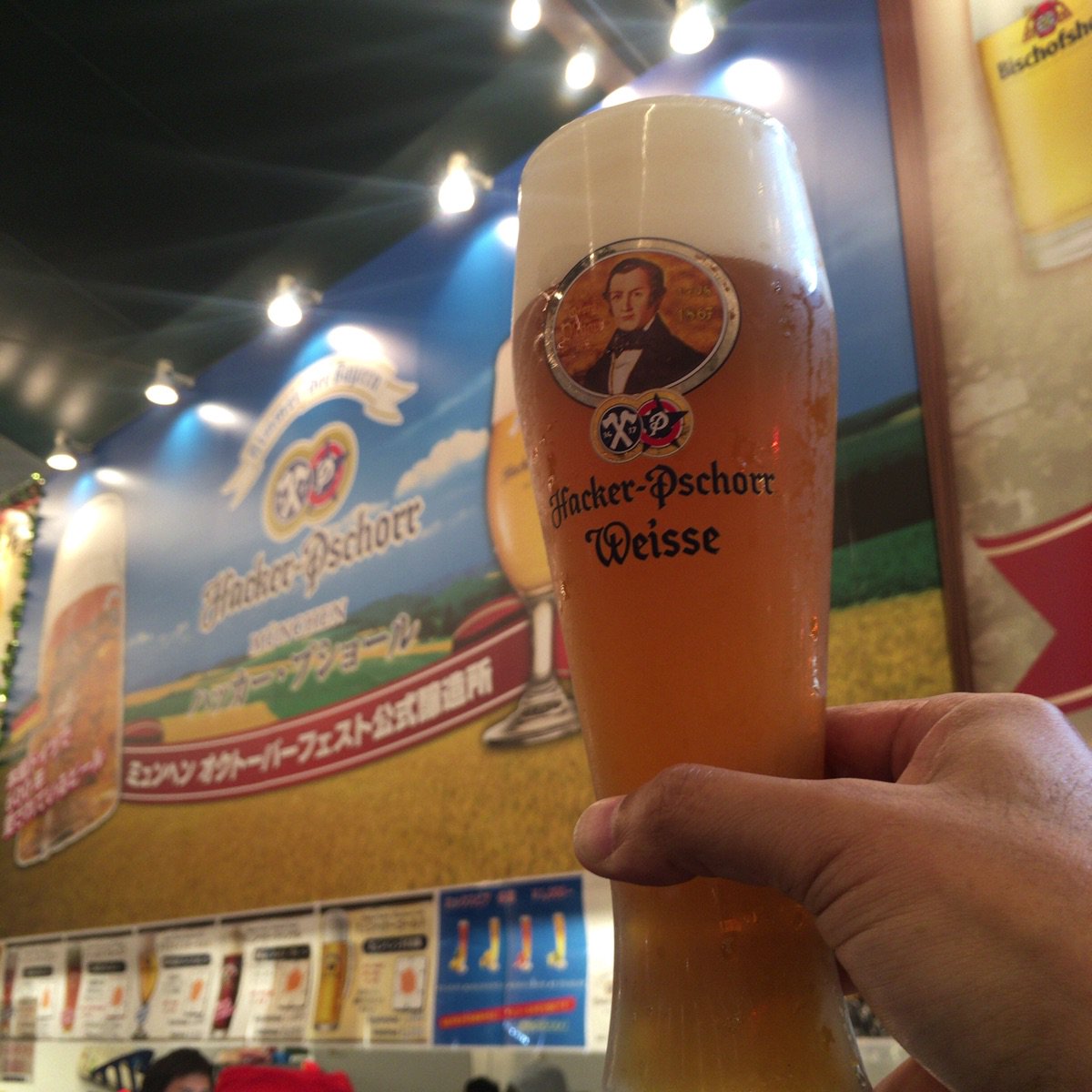 type760's tweet image. プロースト！ヴァイスから〜
しかし人出すごいな，さすがヨコハマだ。#hackerpschorr #ビールクズ