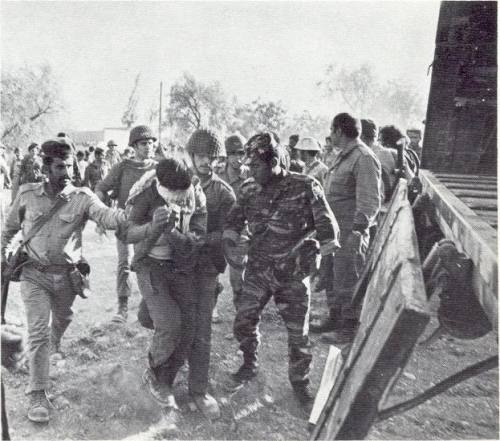 שבויים ישראלים בידי המצרים.מקור תמונה:  https://66.media.tumblr.com/15c0f2c65c93f493788eeef43ed0f575/tumblr_msspi0Q5g21qkokc3o1_500.jpg