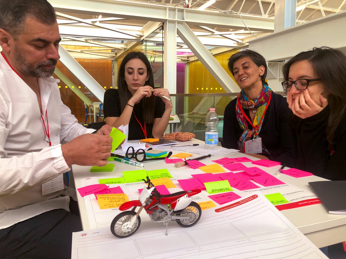 AlessiaTosini's tweet photo. Una esperienza emozionante! Grazie di cuore alla grande famiglia di @ArchitectaIA e ai partecipanti del nostro workshop “Storie da bar”. Torniamo a casa con testa e cuore pieni di gioia, idee e storie nuove da raccontare :) #IIAS2019  @marzia_bat  @ytia https://t.co/KZhnFpyoKr