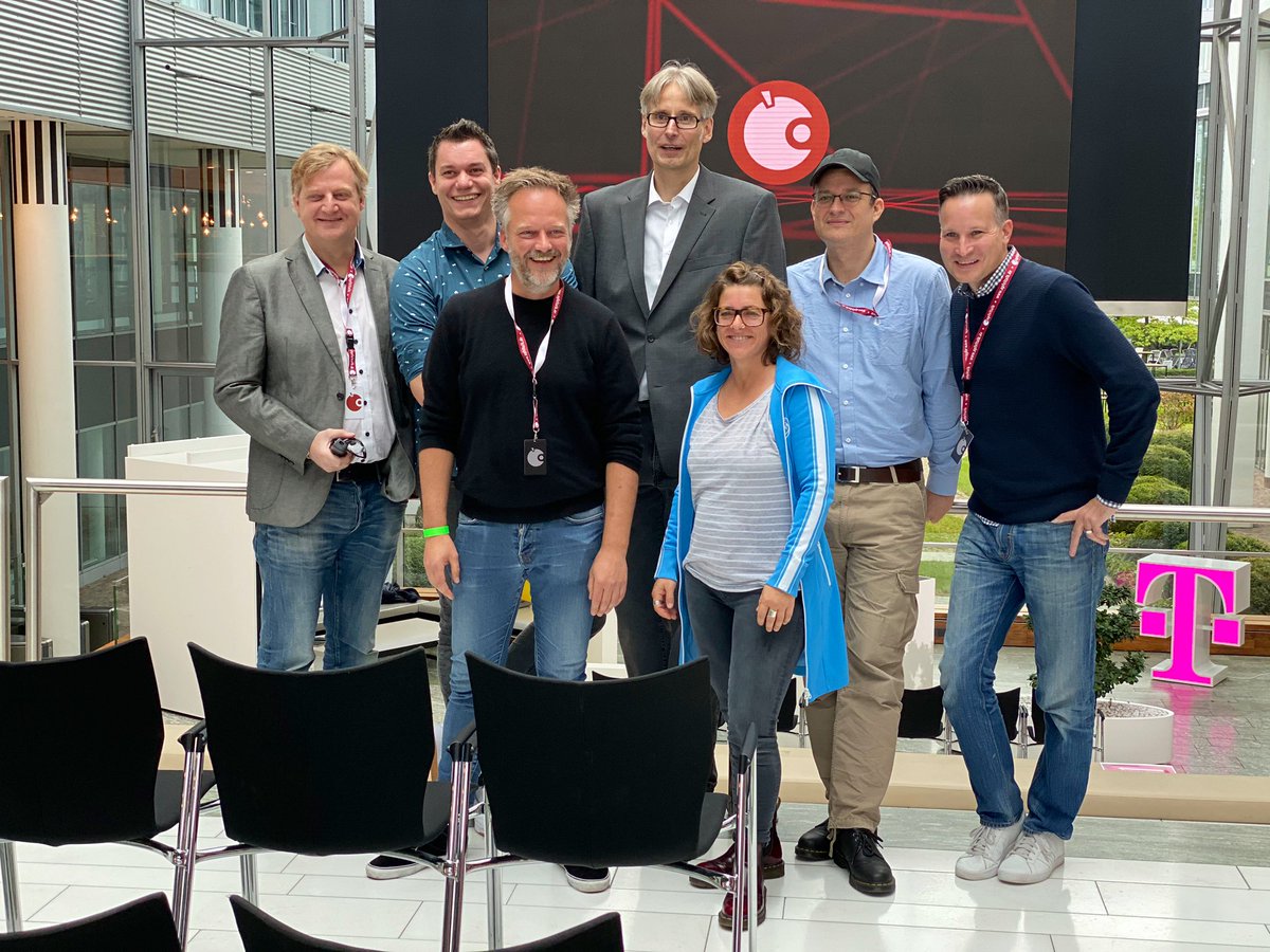 Da haben wir alle Protagonisten der ersten <a href="/apfeltalk/">apfeltalk</a> Convention #cmda2019 im Gruppenfoto. Probe war schonmal erfolgreich! „Das wird sicher ein Spaß!“ 😉