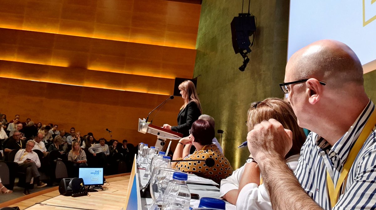 juntscomarqbcn's tweet photo. Al #CNPDeCAT. Intervé @LauraBorras amb aquestes clares i concises paraules:
"Jo compto amb tots vosaltres per poder dir que ho farem tots JUNTS"

#SumemTots @Pdemocratacat + @JuntsxCat https://t.co/BkjN3qBY8i