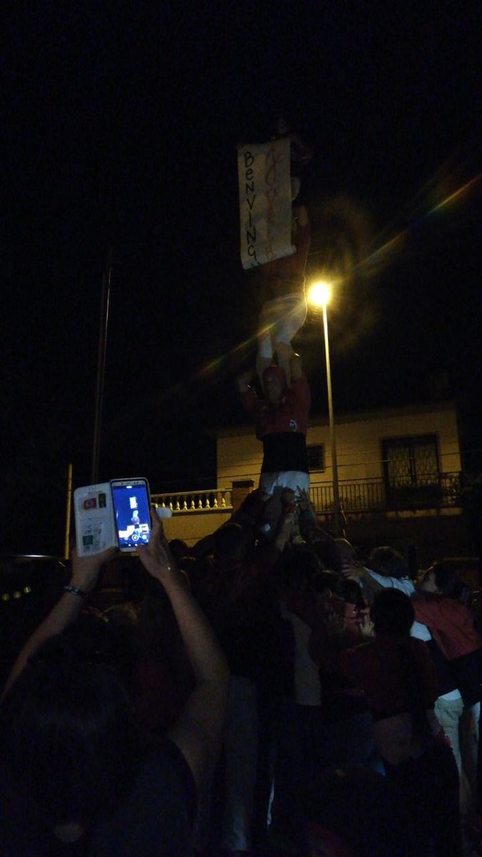 CastellersdeMiR's tweet photo. Ahir vam donar la benvinguda al membre més jove de la colla, la Júlia, amb un pilar.
Enhorabona als pares i no patiu que ja li tenim el casc i la faixa preparats👏🏻
#canallateula #nounat #mir #teules #castellersdemir https://t.co/HybbuD9qNX