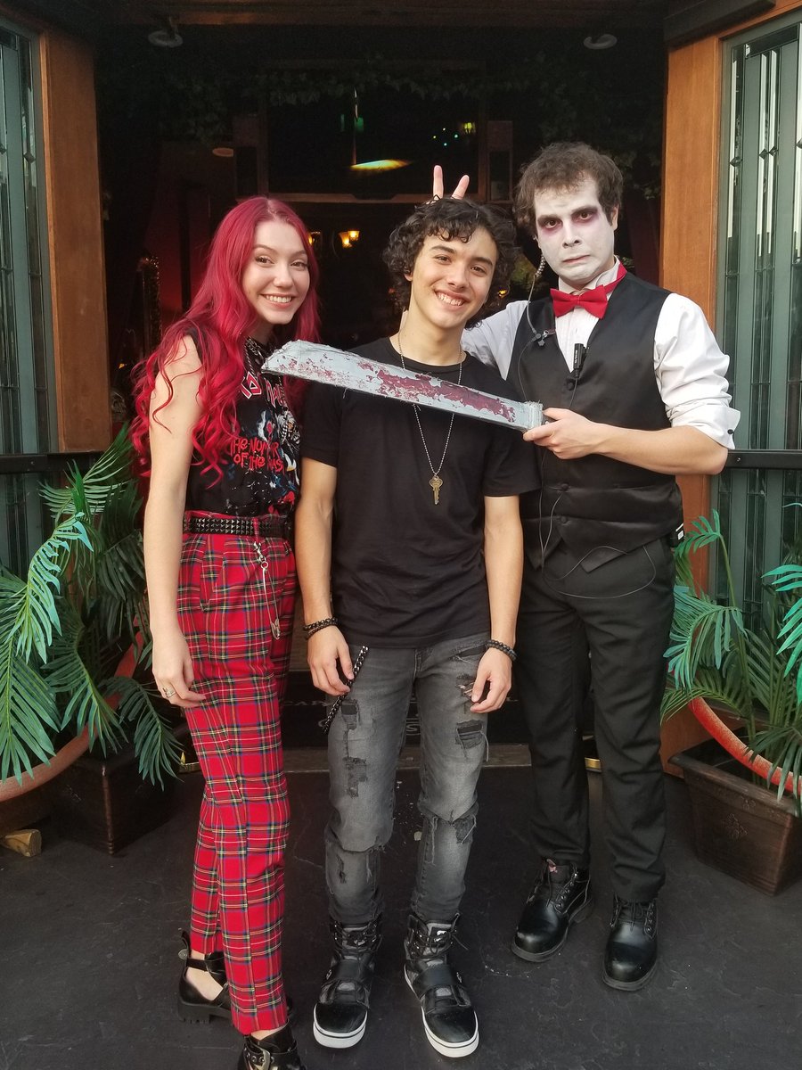 TheHunterPayton's tweet photo. A huge shout out to the  @Escape_Hotel for making my 15th awesome. We died in #SlaughterHouse but had a blast! #EscapeHotelHollywood https://t.co/elGk4QX5VN