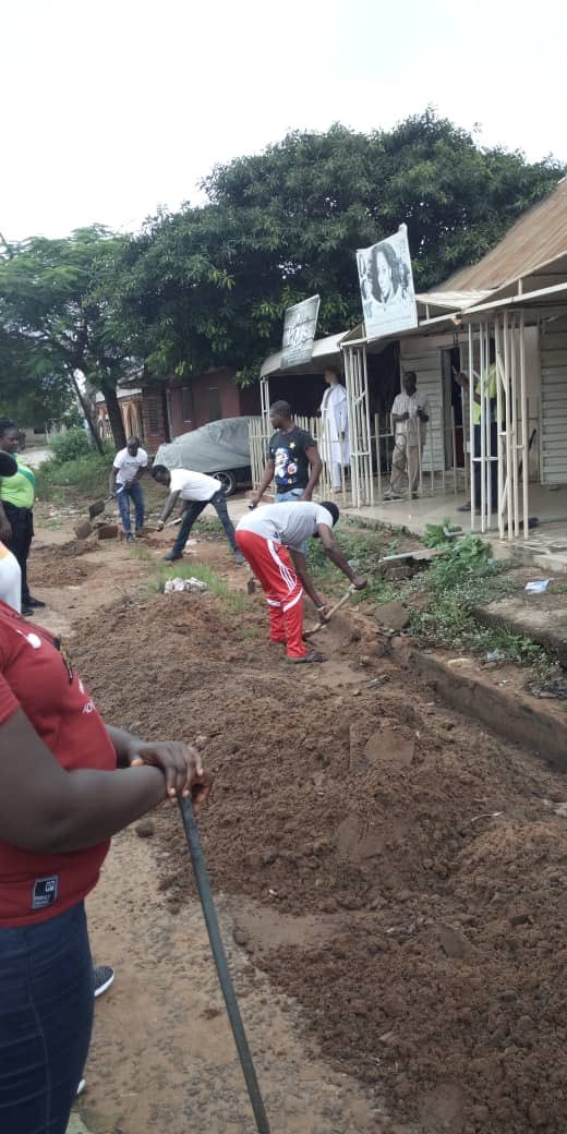 DevTrainNg's tweet photo. 20 #BenueEnvironmentalist gather to #Clean Malina Tree along David Mark bye-pass Makurdi to mark the #GreenIndependenceCleanUp
Taking #Action
#LetsDoMore
#CleanUpCampaign https://t.co/DiwP3Su2n7