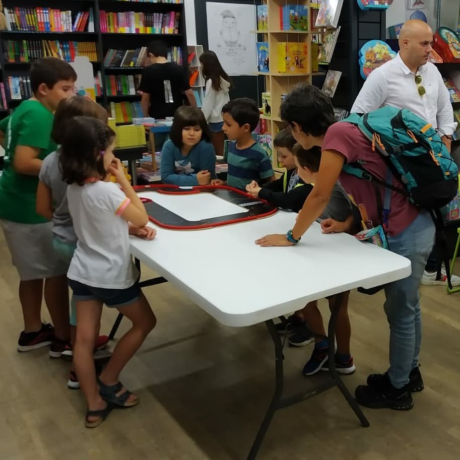 Avui fem jocs al carrer!
#jugaralafontdemimir #jocsdetaula #jocsalcarrer #jocseducatius #educacioemocional #jugarenfamilia #jugarambamics #vilapicinailatorrellobeta <a href="/IsabeldlRio/">Isabel del Río Sanz</a> <a href="/victorbaroja/">Víctor Baroja I Benlliure</a> <a href="/HABA_es/">HABA España</a> <a href="/Guerrademitos/">GDM Games</a>