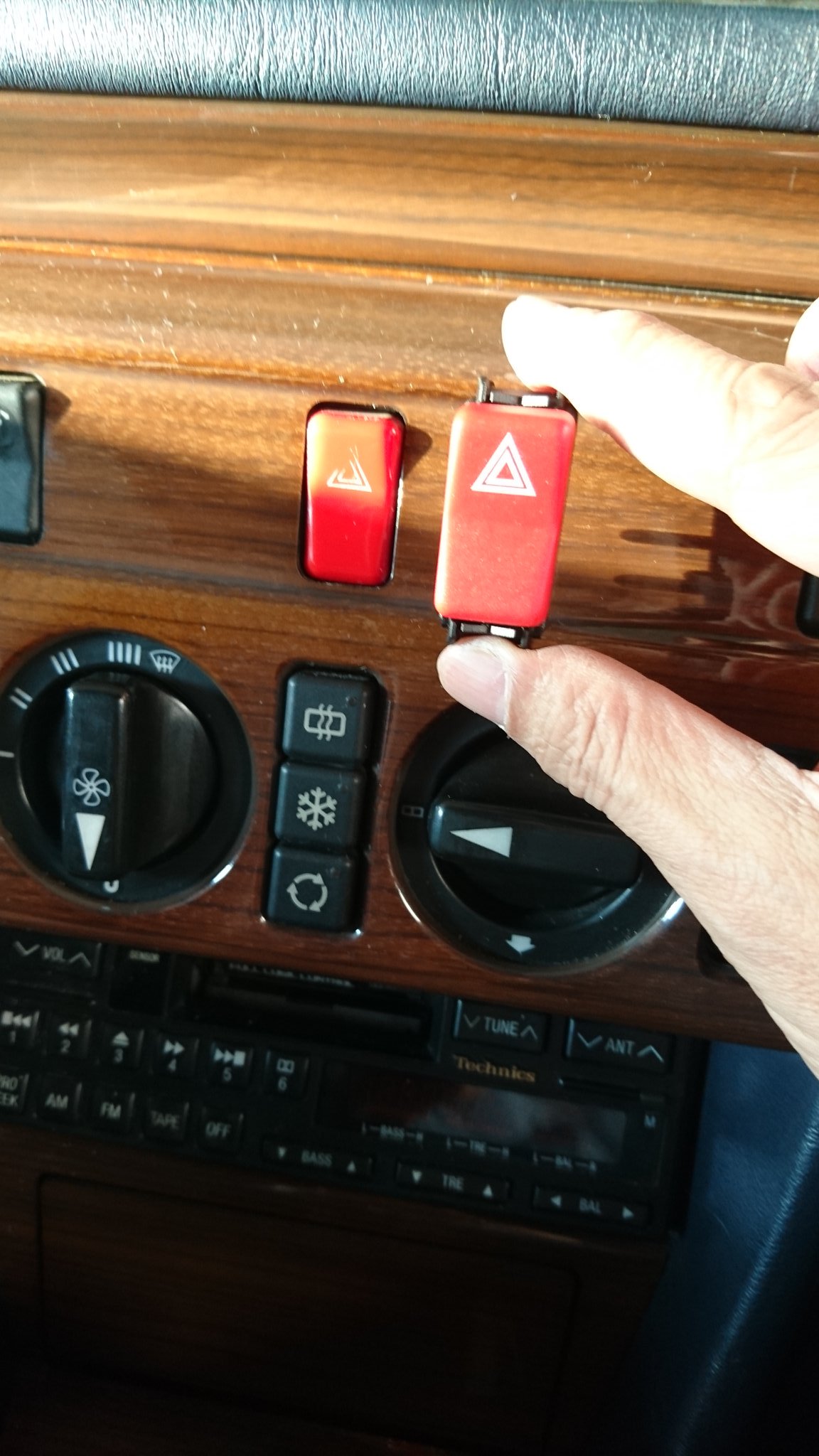 山路 徹 Toru Yamaji 車のハザードスイッチが壊れました Gt Lt 車検の前じゃなくてラッキー ハザードは使い方が昔と違い お礼の意味や高速の渋滞時に最後尾で停車したとき等 頻繁に使うので早速交換しました 幸い土曜日も営業しているパーツ屋さん