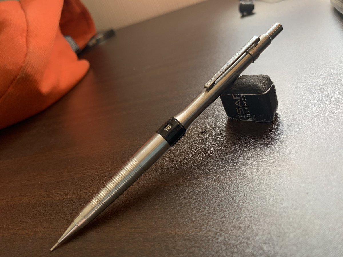 今俺の廃盤たちで一番お気に入りのペン トンボ1500LPです。 定価は1500