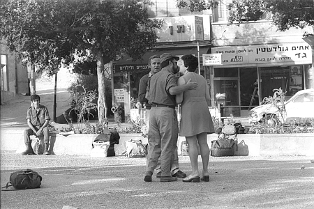 חייל מילואים נפרד מרעייתו ברמת גן, 6.10.1973.צילום: הרמן חנניה - לע"מ
