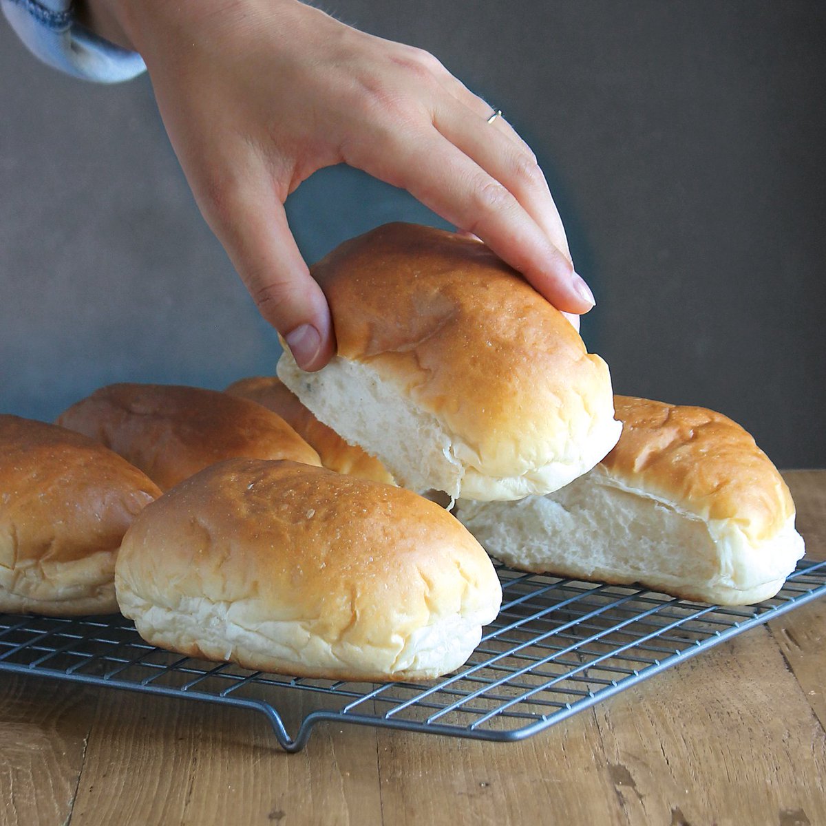 Wist je dat onze witte puntjes echt de allerlekkerste zijn?  Ze zijn heerlijk zacht en mals, en iedere week koop je bij ons de 2e zak voor de halve prijs. Je mag deze ook mixen met onze witte, bruine of krentenbollen. Kom jij ze vandaag halen? #echtdeallerlekkerste