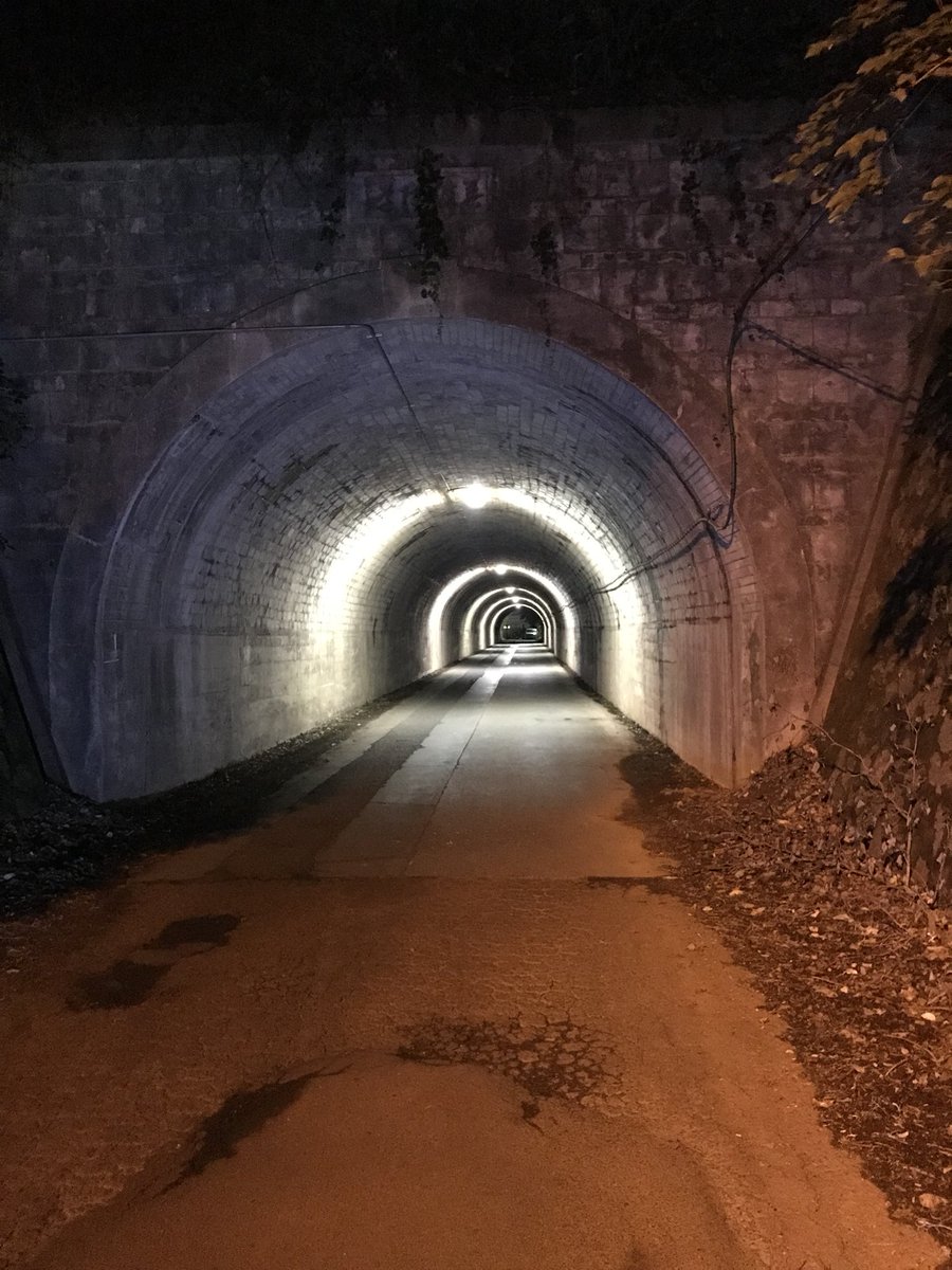 ルーシー クックック 夜中に行った もう死なないで準一 の看板で有名な旧善波トンネルです 因みに看板は現在撤去されてます