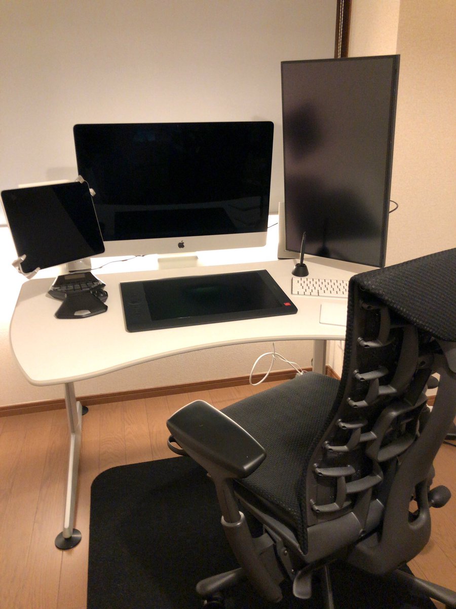 よー清水 画集発売中 作業環境宣伝です 椅子 エンボディチェア 机 オカムラクルーズc Pc Imac27inch サブモニタ 縦配置のeizo 27inch ペンタブ Intuos Pro L プロペン 左手デバイス Logicool G13 資料検索とスケッチ用にipad Pro 13inch T Co