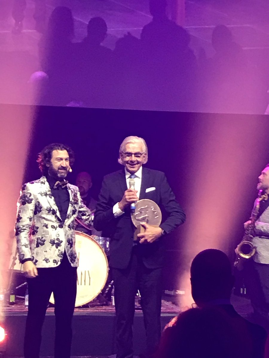 Roligt att med <a href="/hannahnordin/">Hanna Hesser Nordin</a> @HMorgonskold <a href="/LStavmo/">Lena Stävmo</a> m fl från @Lst_Blekinge delta i Guldekengalan som fyller 25. Jag fick dela ut ”Bästa Blekingeföretag” till Xtra Mjällby Stormarknad. Entreprenören mm Mikael Blomqvist årets Blekingesmbassadör. Fantastisk gala <a href="/JanLennartsson/">Jan Lennartsson</a> !