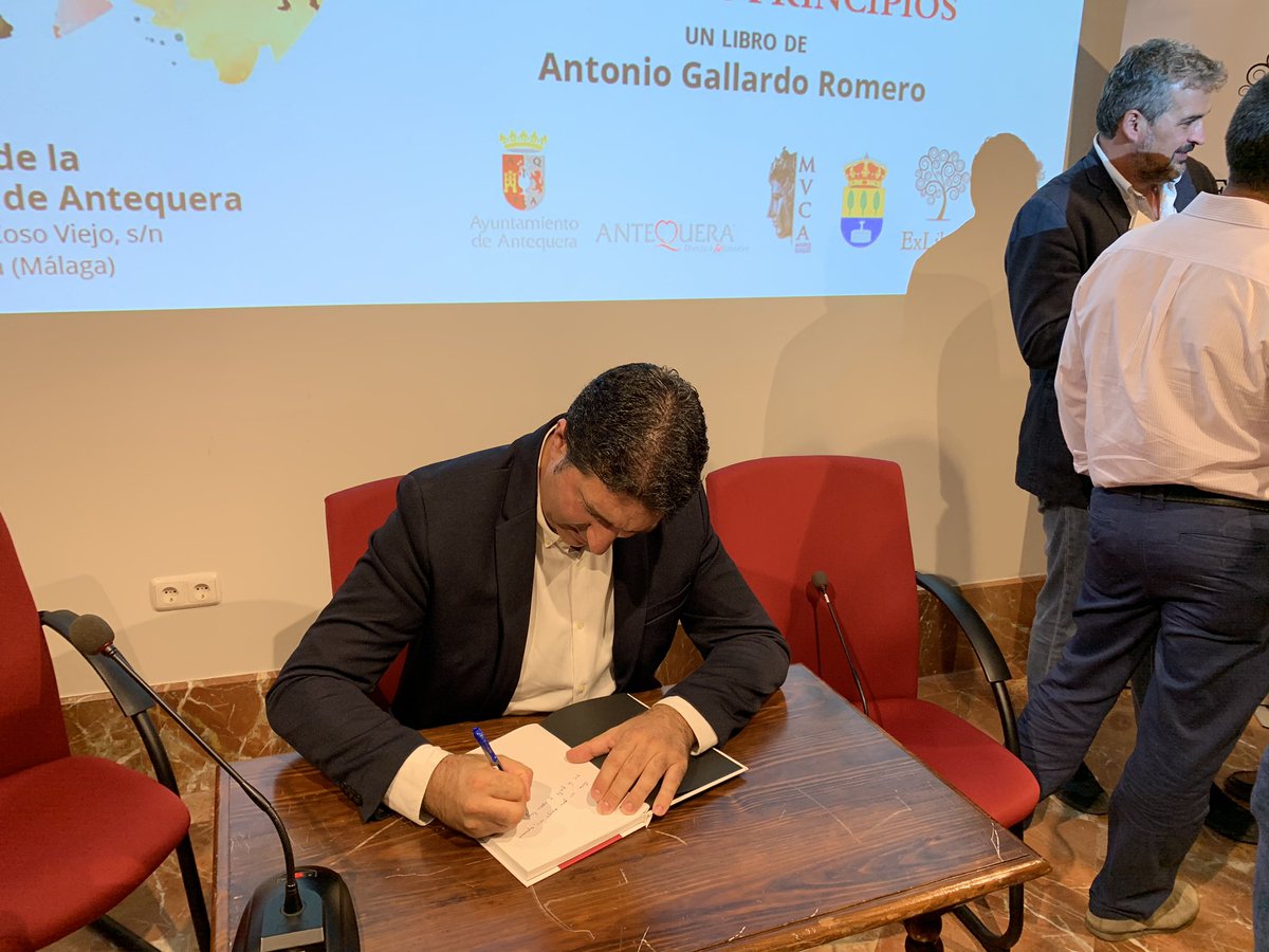 Ayer participamos en el <a href="/MVCAntequera/">Museo de la Ciudad de Antequera</a> en la presentación del libro “#Caza desde el principio, desde los principios” de nuestro directivo y amigo <a href="/Agallardoromero/">𝐀𝐧𝐭𝐨𝐧𝐢𝐨 𝐆𝐚𝐥𝐥𝐚𝐫𝐝𝐨</a>

Gracias a <a href="/ExLibric/">ExLibric | Servicios editoriales</a> por el valor para publicar una obra cinegética como ésta y al <a href="/AytoAntequera/">Ayuntamiento de Antequera</a> por su colaboración