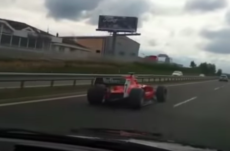 HelenePujolle's tweet photo. On a tous déjà croisé des choses insolites sur l'autoroute mais une Formule 1, jamais ! 😲 > https://t.co/UI5kGcmOkG https://t.co/xlUsYpaOwy
