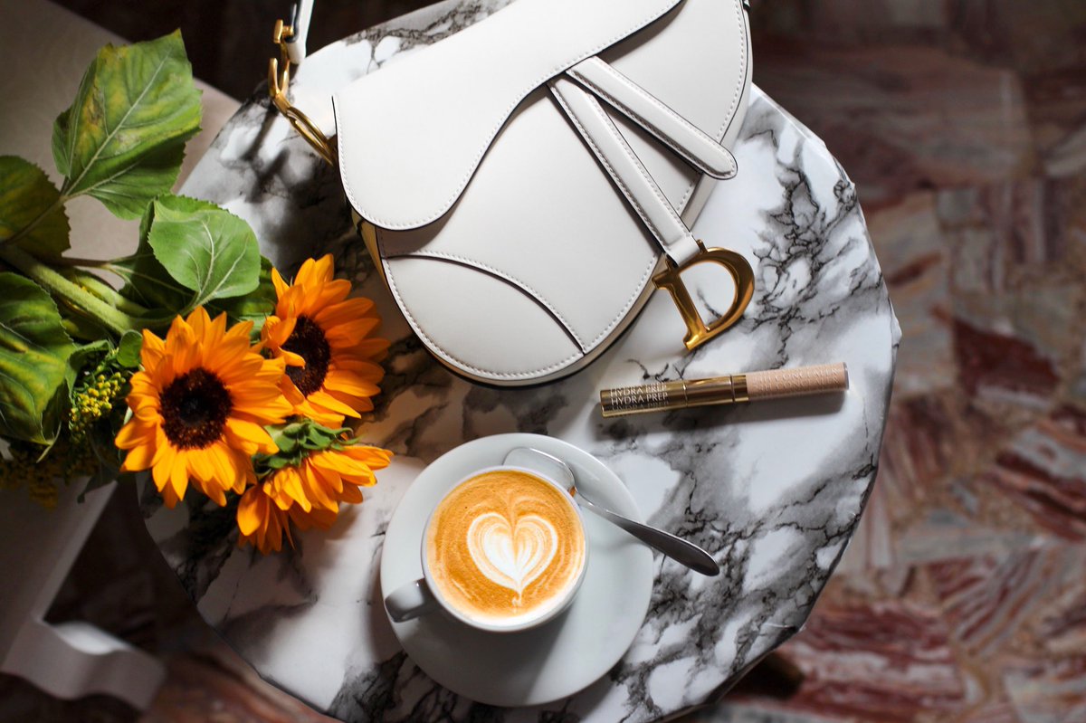borsadimartina's tweet photo. 𝐻𝑒𝓁𝓁𝑜 𝒷𝑒𝒶𝓊𝓉𝒾𝒻𝓊𝓁 ✨☕️
#EsteeLauder #makeup #laborsadimartina #DoubleWear #cappuccino #foodies #foody #ilovegoodfood #breakfastclub #petitedejeuner #colazioneinclusa #colazioneitaliana #merendaitaliana #correttore #dior #saddlebag https://t.co/QP8tKACfBg