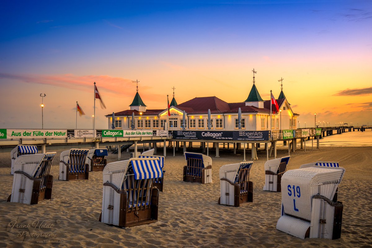 Man wird schon manchmal für's #Frühaufstehen belohnt.

#Seebrücke #Ahlbeck #Usedom #Reise #deutschland #Urlaubsfoto #sonnenaufgang #Strand  #frankheldt 

© Frank Heldt  frank-heldt.de