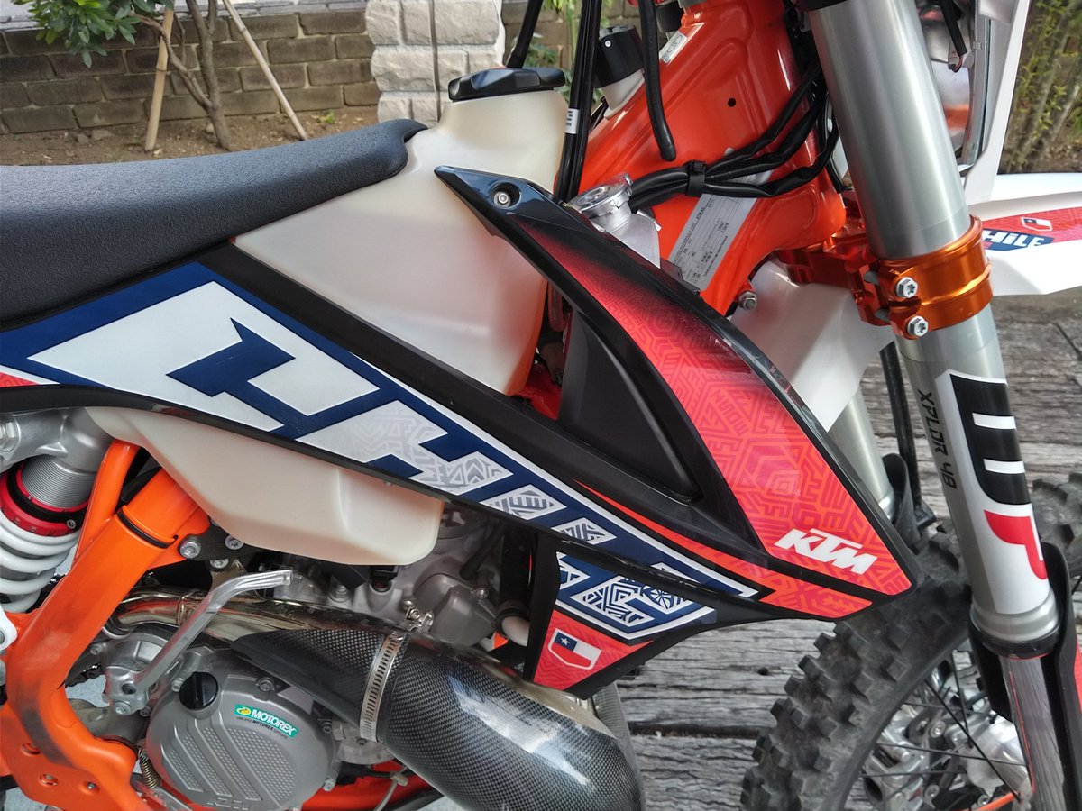 KTM819O4's tweet photo. #250EXCTPI #MOTOREX #CROSSPOWER2T
オイル消費量は驚くほど少ないです!以前に消費量を計算したら、オイル満タン700mlで1000km以上走れます!ガンガン走っても500kmに一度のオイル給油で充分と思います(^_^ゞ https://t.co/1WzgWfAHXC