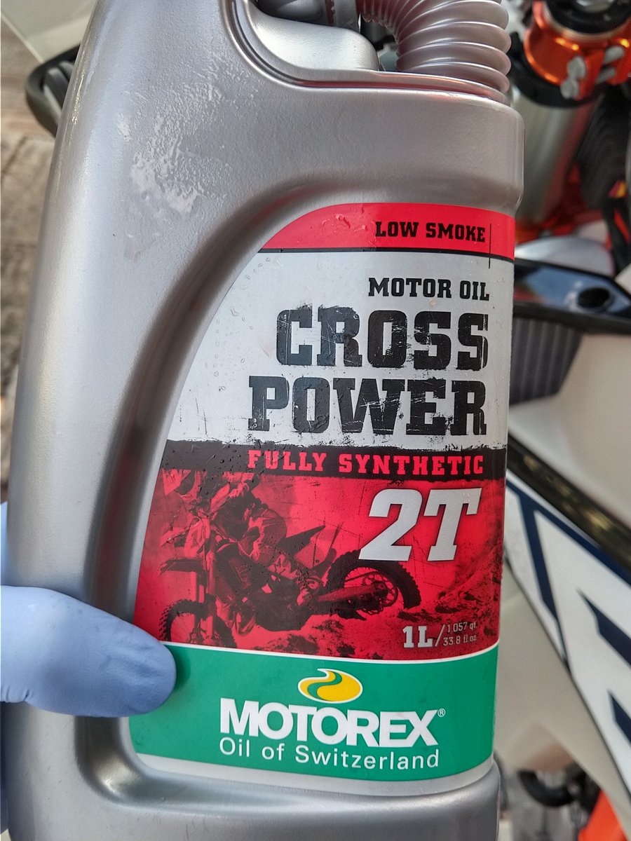 KTM819O4's tweet photo. #250EXCTPI #MOTOREX #CROSSPOWER2T
オイル消費量は驚くほど少ないです!以前に消費量を計算したら、オイル満タン700mlで1000km以上走れます!ガンガン走っても500kmに一度のオイル給油で充分と思います(^_^ゞ https://t.co/1WzgWfAHXC