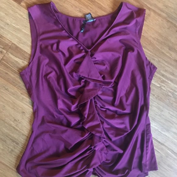 BeverlyLoflin's tweet photo. So good I had to share! Check out all the items I'm loving on @Poshmarkapp from @petunia_vintage #poshmark #fashion #style #shopmycloset #feathers #underarmour #newdirections: https://t.co/xwGOLCRGv7 https://t.co/UYxwy9cLOq