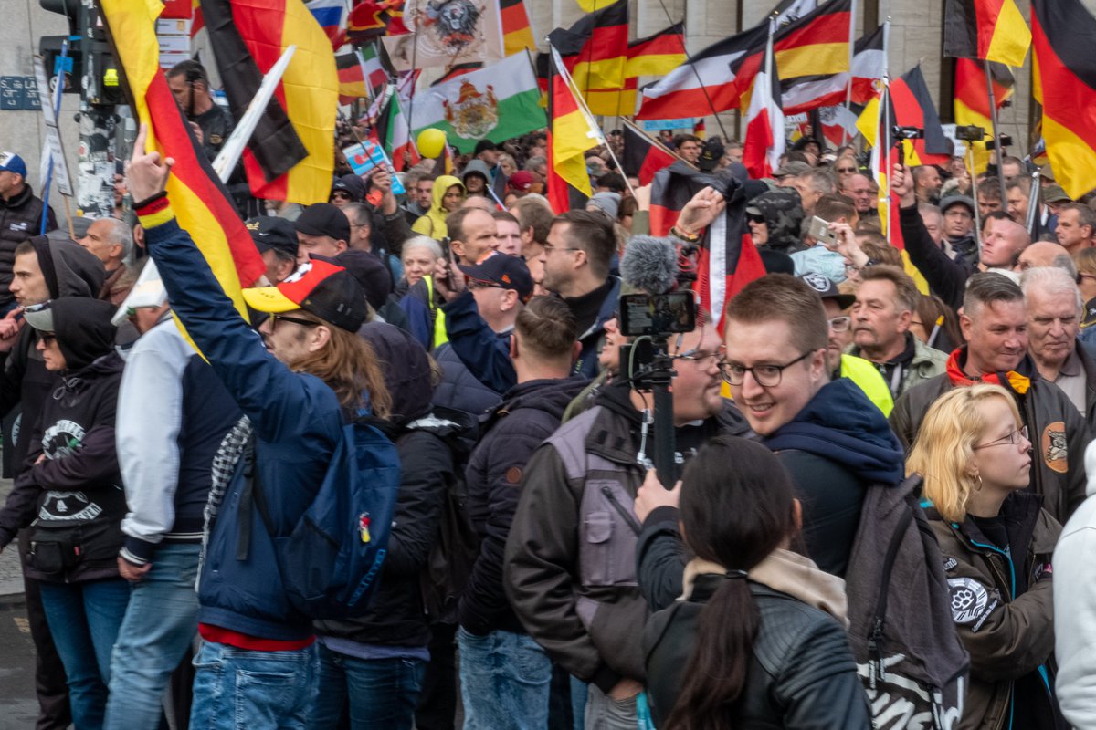 schedlix's tweet photo. Recherche aus dem Livestream zum rechten Aufmarsch in #Berlin, der YouTuber Henryk #Stoeckl bezeichnet die Gegendemonstranten als "Untermenschen", einem von den #Nazi verwendeter Begriff, um die ihre Überlegenheit gegenüber anderen klar zu verdeutlichen. #b0310 #nowfd2019 #nowfd https://t.co/DSqBVrejMJ