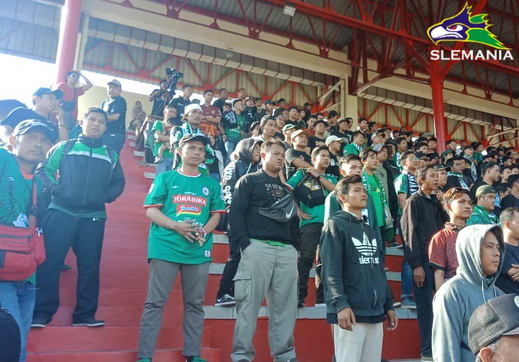 S1H_Slemania's tweet photo. Panjang umur pejuang awaydays Slemania 🙏
@Slemania_Btv 
@starmiltt

Tak lupa kami ucapkan terimakasih banyak atas sambutan nya saudara ku @infokomjakmania 🤝

#pssleman #shopeeliga1 #slemania #slemanona #awaydays https://t.co/eGUwAXf0HA