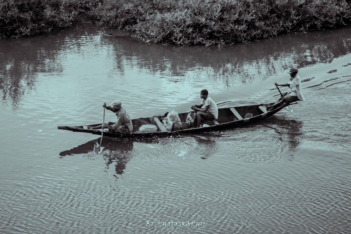 Guys frame do you prefer I need to pick to frame for my exhibition. 
Photo of local fishermen returning back from fishing 🎣 
Location: Bonny Island Rivers State 
Pls kindly RT 🙏 
#fishing #fishermen #travelphotographer #canoe #bonnytotheworld #bonnydoonbeach #bonnyisland #nlng