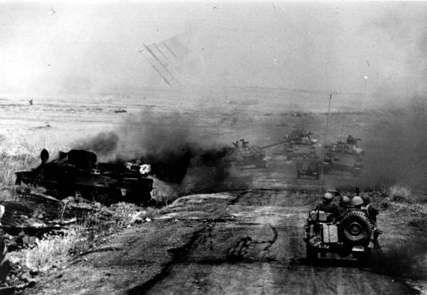 כח ישראלי מתקדם במהלך קרבות הבלימה ברמת הגולן.צילום: Daniel Rosenblum/Getty Imagesמקור תמונה:  https://media.gettyimages.com/photos/israeli-troops-advance-during-the-battle-for-the-golan-heights-during-picture-id2659310?k=6&m=2659310&s=612x612&w=0&h=92LYVxDub9AsM2T70ksDKR2Hd2XK56tOzlBboXF3RNU=