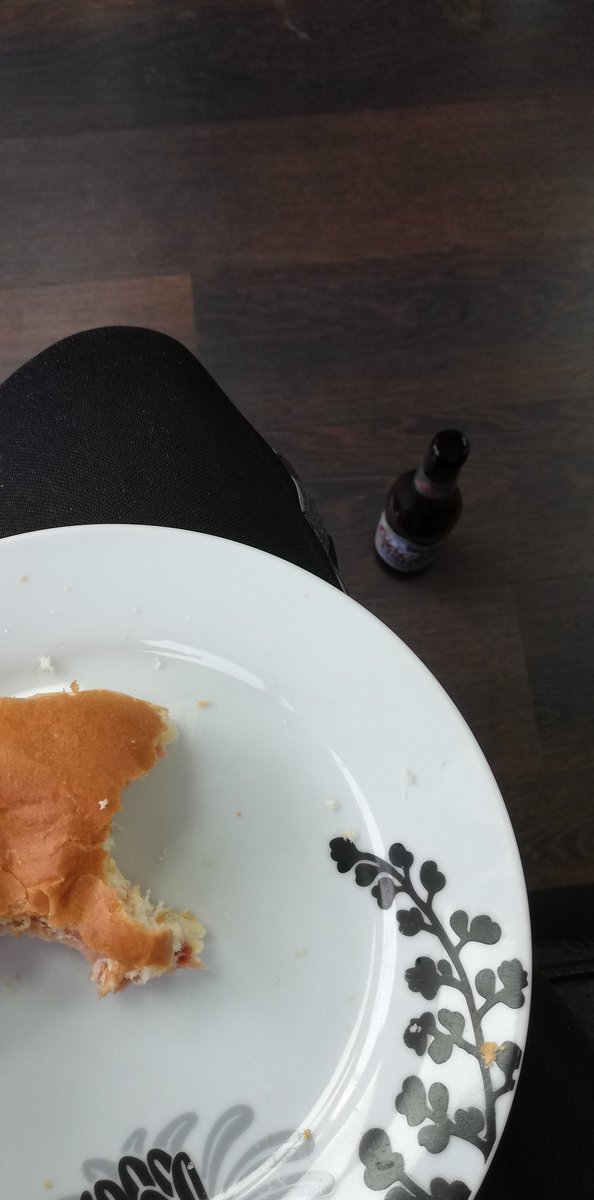 sharedbyme's tweet image. Walk into barber and get offered a beer and a bacon roll. It's 8:36am, not gonna say no 😂😂